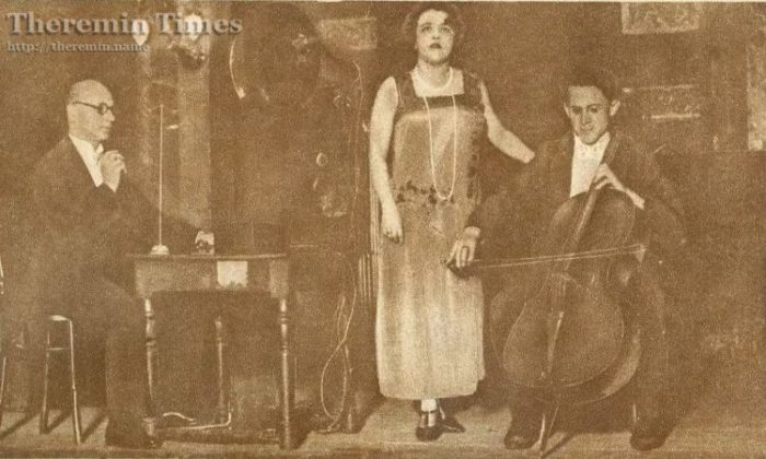Константин Ковальский играет на терменвоксе, 1930-е