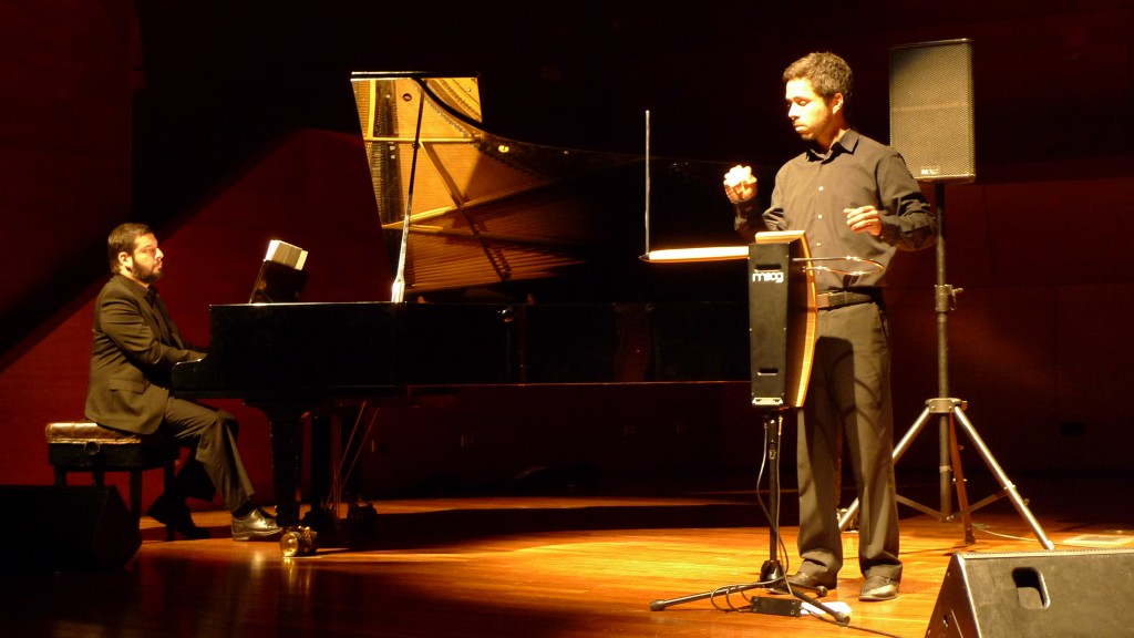 Cristian Torres play theremin