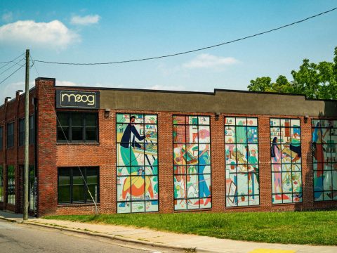 Moog Music продан корпорации In Music фабрика фирмы муг